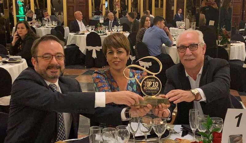 Los consejeros del Cabildo de Gran Canaria muestran el premio conseguido anoche en Tenerife (Foto TA)